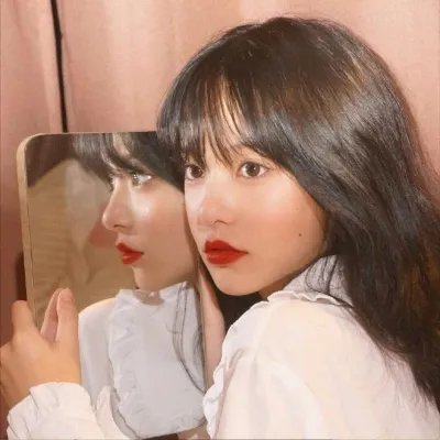 坐在酒吧里吃蛋糕